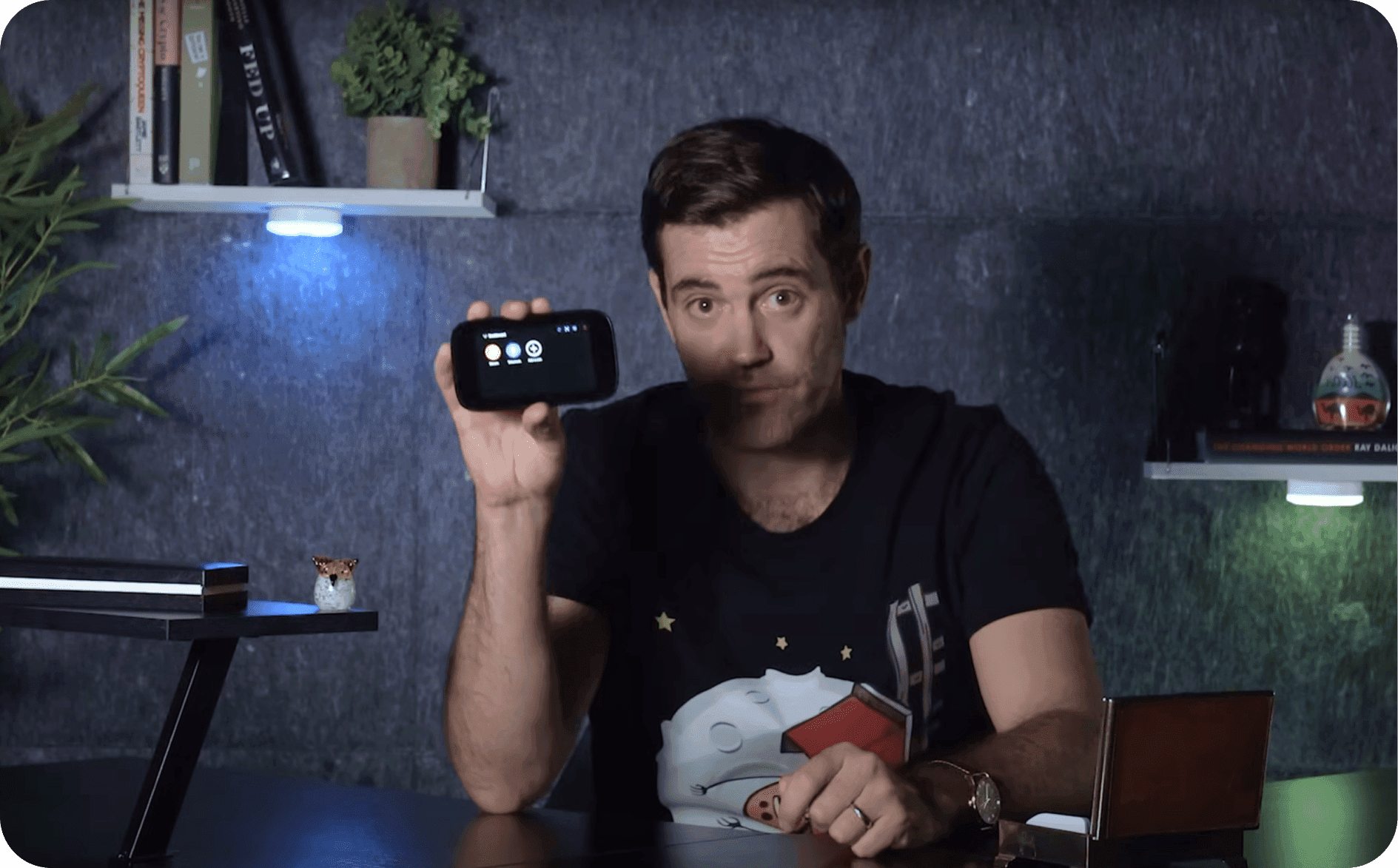 Video thumbnail of a man in a black T-shirt holding up an NGRAVE ZERO while reviewing it
